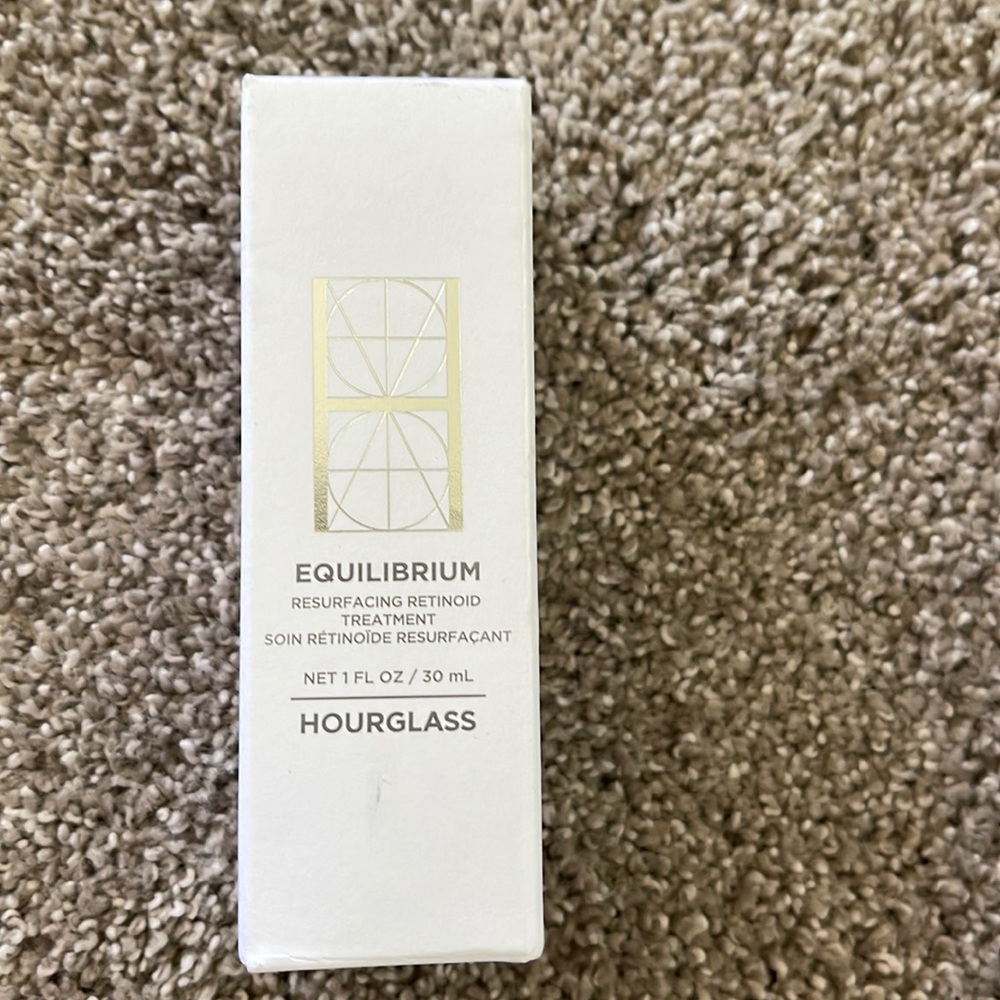 Hourglass equilibrium retinoid